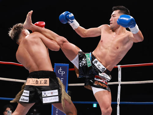 2回、村越優汰（左）にキックを見舞う中島千博（撮影・野上伸悟）