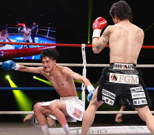 55キロ以下世界最強トーナメント決勝　2回、大久保琉唯（左）にキックを見舞いKO勝ちする金子晃大（撮影・野上伸悟）
