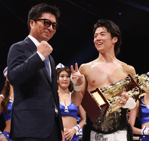 55キロ以下世界最強トーナメントで優勝し、サイバーエージェント藤田晋社長（左）から祝福される金子晃大（撮影・野上伸悟）