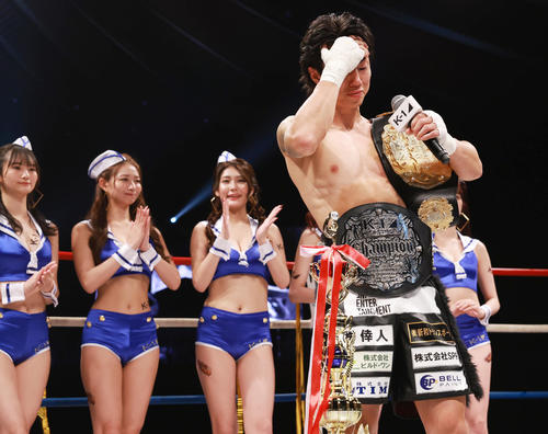 55キロ以下世界最強トーナメントで優勝し、スピーチで涙ぐむ金子晃大（撮影・野上伸悟）