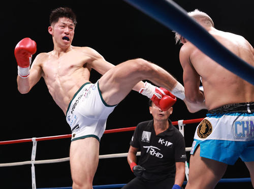 3回、トーマス・アギーレを（右）を攻める稲垣柊（撮影・野上伸悟）