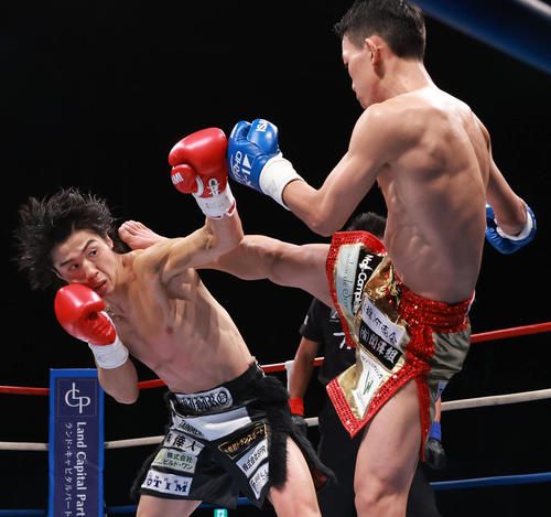 3回、攻め合う金子晃大（左）と璃明武（撮影・野上伸悟）