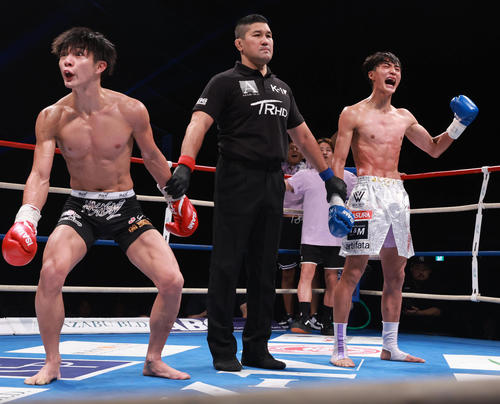 玖村将史（左）に判定勝ちした大久保琉唯（撮影・野上伸悟）