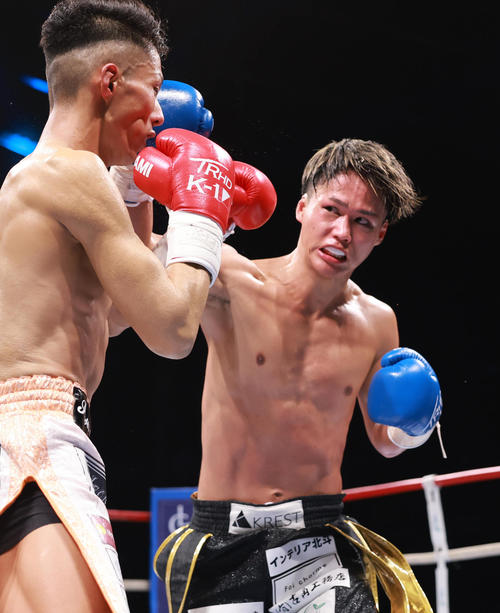 3回、岩尾力（左）を攻める鬼山桃太朗（撮影・野上伸悟）