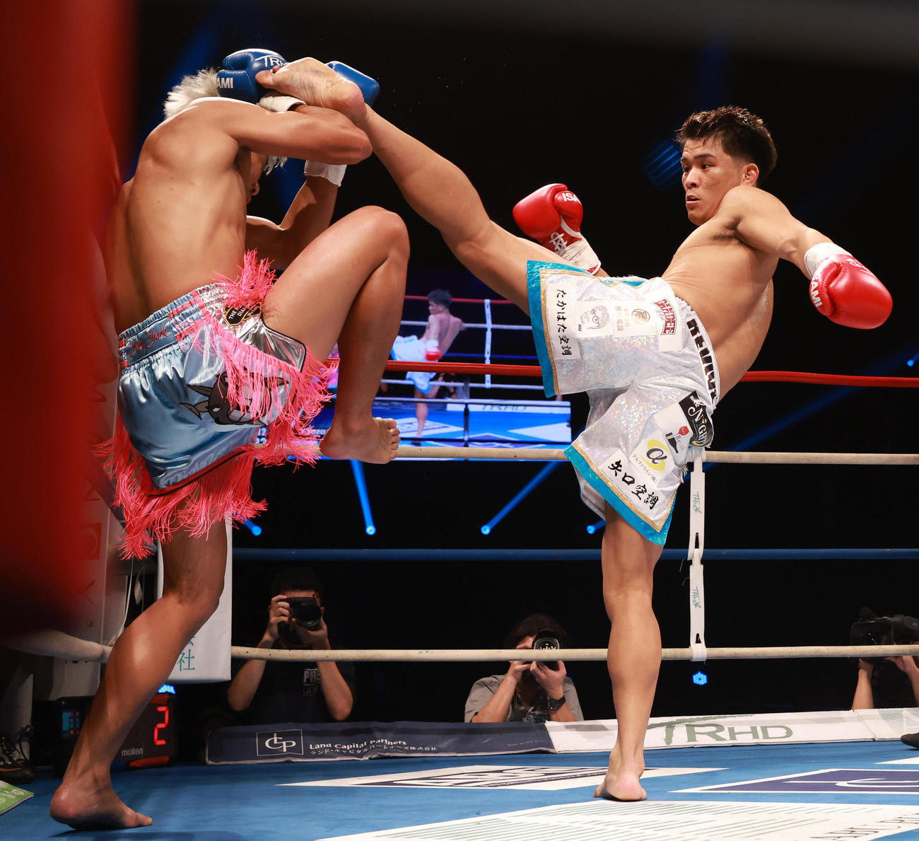 1回、ペッダム・ペッティンディーアカデミー（左）にキックを見舞う与座優貴（撮影・野上伸悟）
