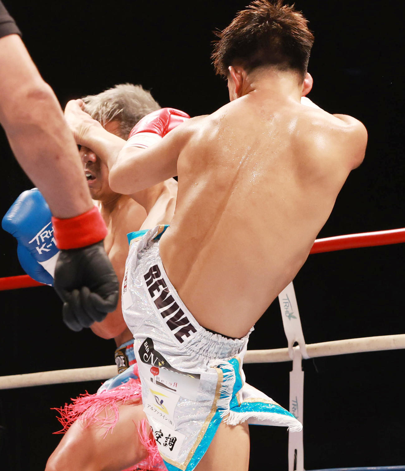 3回、ペッダム・ペッティンディーアカデミー（奥）にキックを見舞う与座優貴（撮影・野上伸悟）