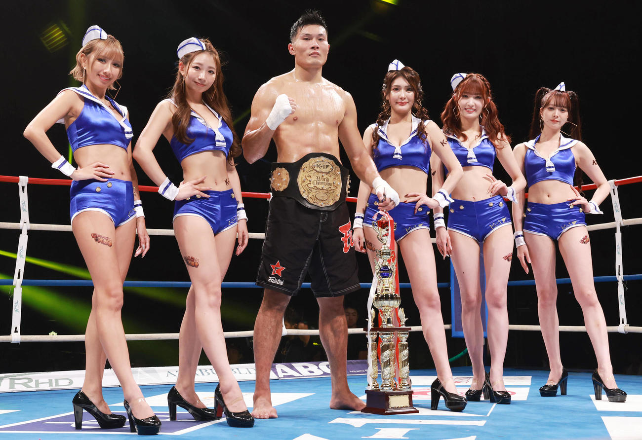 クルーザー級タイトルマッチで王座を防衛したリュウ・ツァーは、K－1ガールズと記念撮影（撮影・野上伸悟）