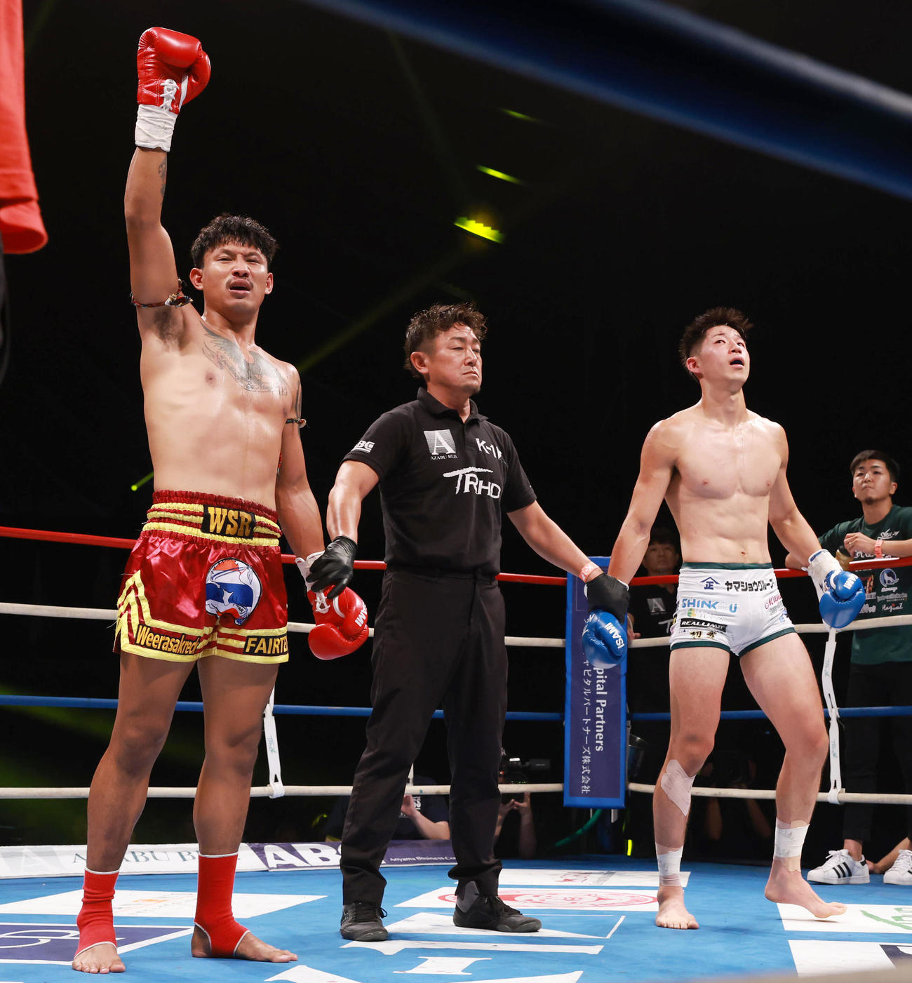 スーパーライト級王座決定トーナメントで、稲垣柊（右）に判定勝ちし優勝したヨードクンポン・ウィラサクレック（撮影・野上伸悟）