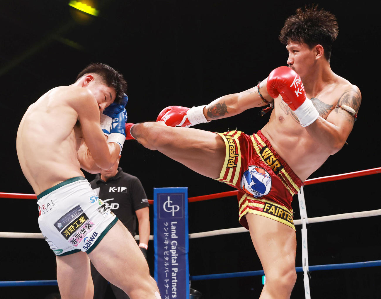 3回、稲垣柊（左）にキックを放つヨードクンポン・ウィラサクレック（撮影・野上伸悟）