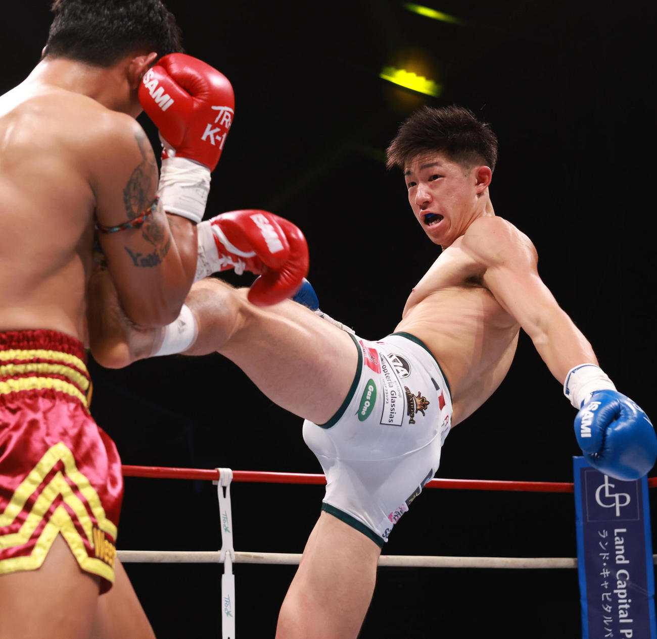 3回、ヨードクンポン・ウィラサクレック（左）にキックを見舞う稲垣柊（撮影・野上伸悟）