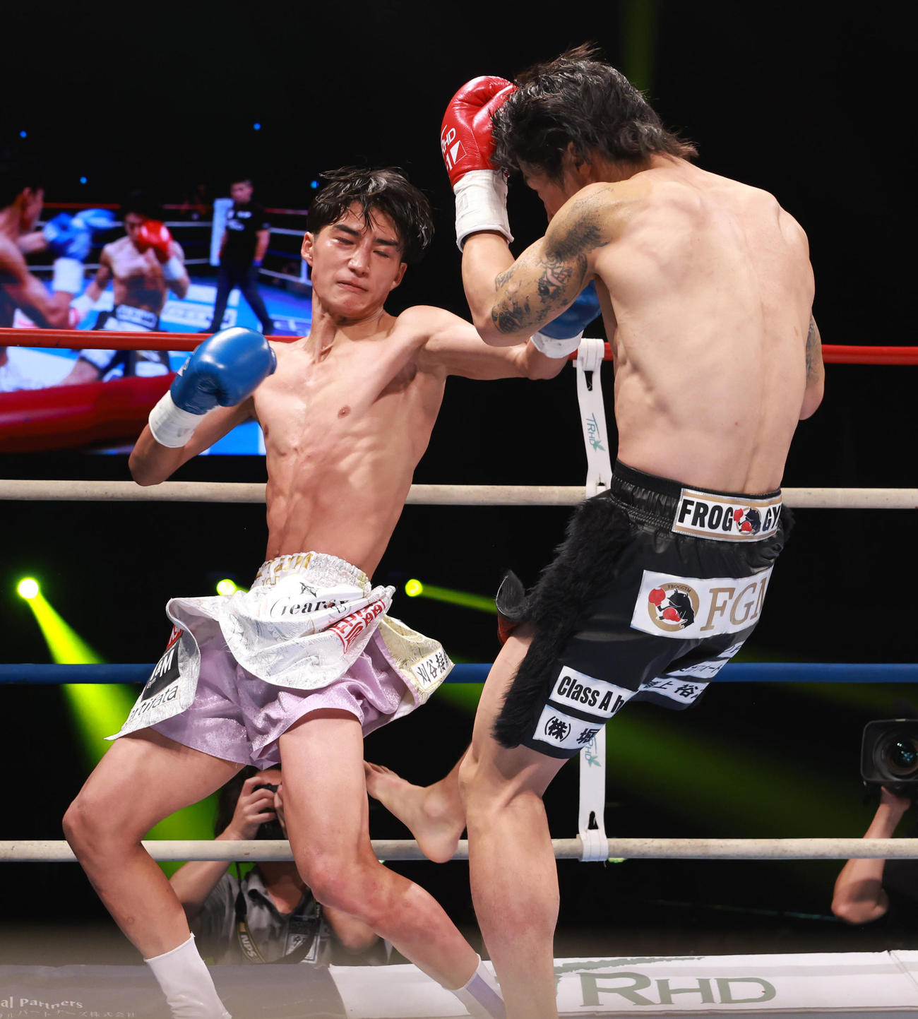55キロ以下世界最強トーナメント決勝　2回、大久保琉唯（左）にキックを美舞KO勝ちする金子晃大（撮影・野上伸悟）