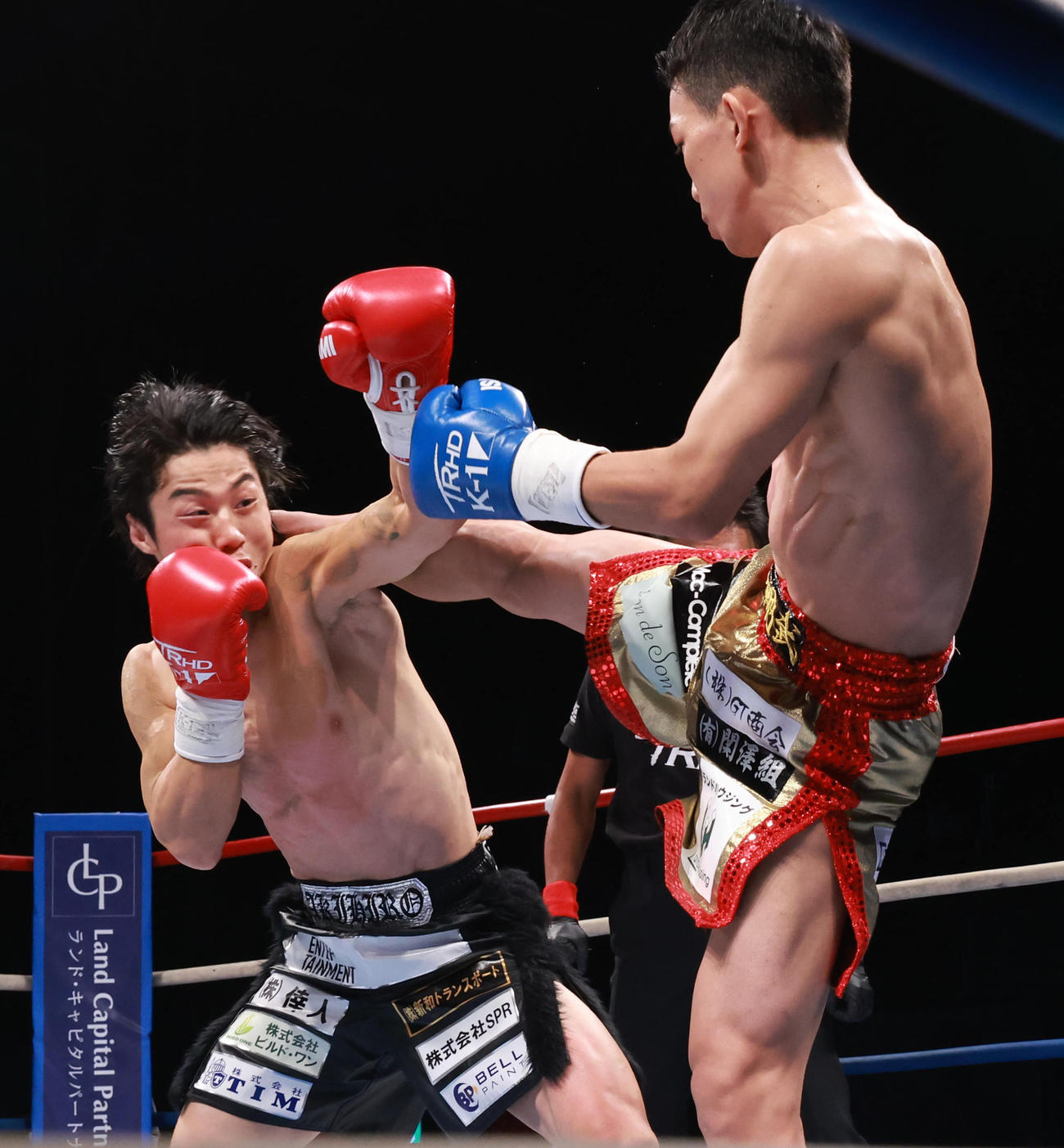 3回、攻め合う金子晃大（左）と璃明武（撮影・野上伸悟）