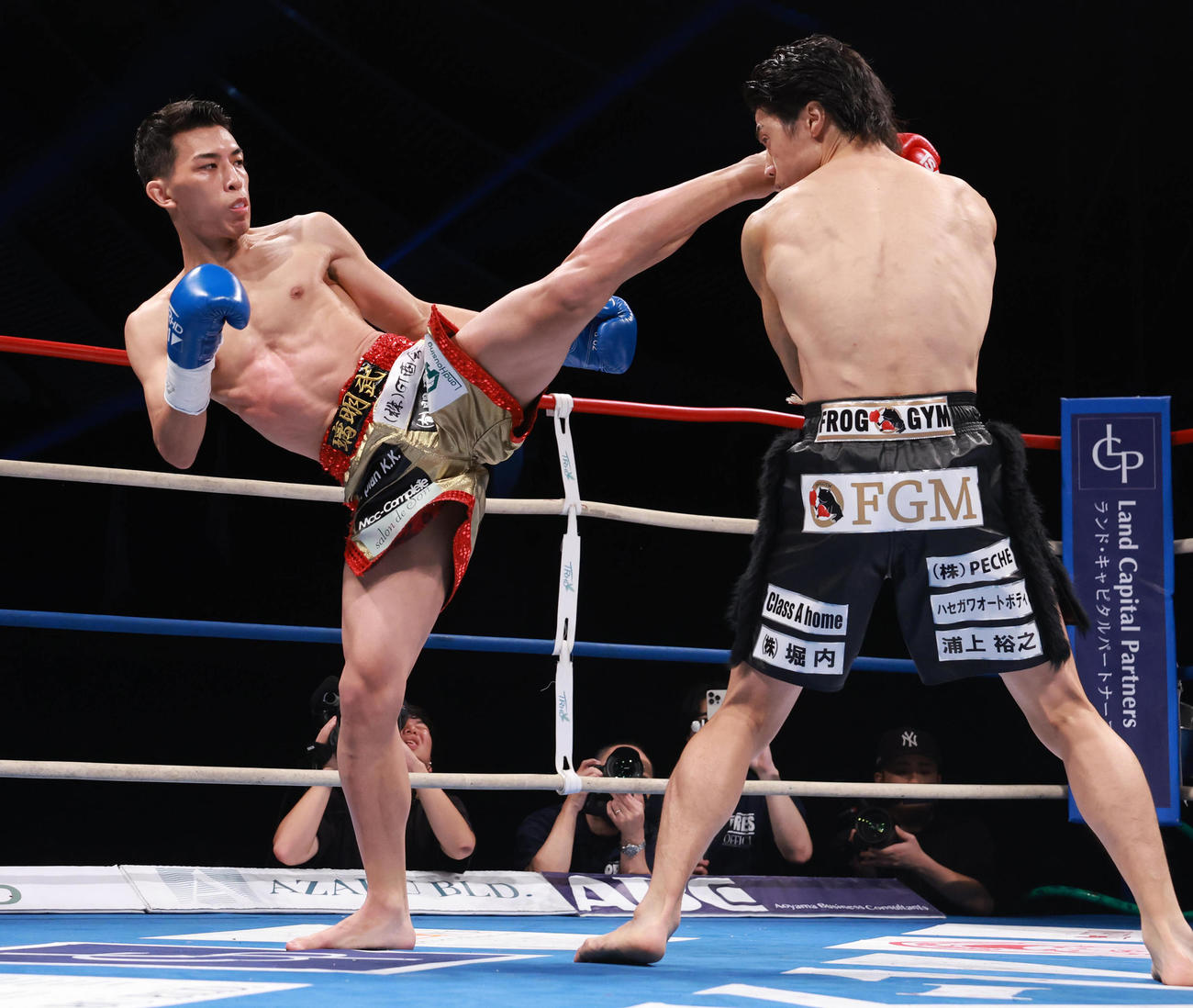 1回、金子晃大（右）にキックを見舞う璃明武（撮影・野上伸悟）
