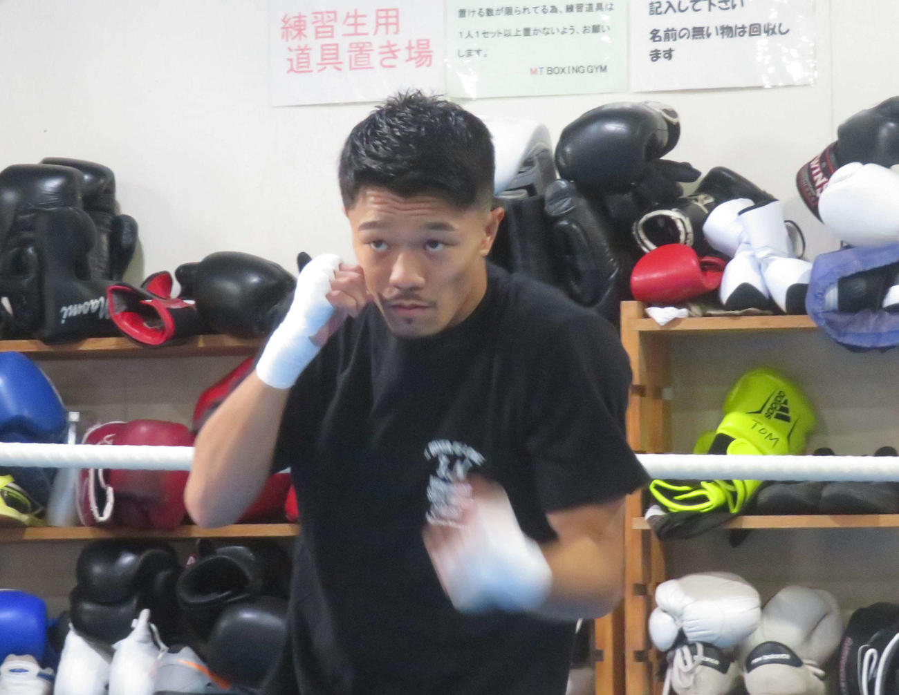 軽快にシャド－ボクシングするWBC世界バンタム級王者中谷潤人