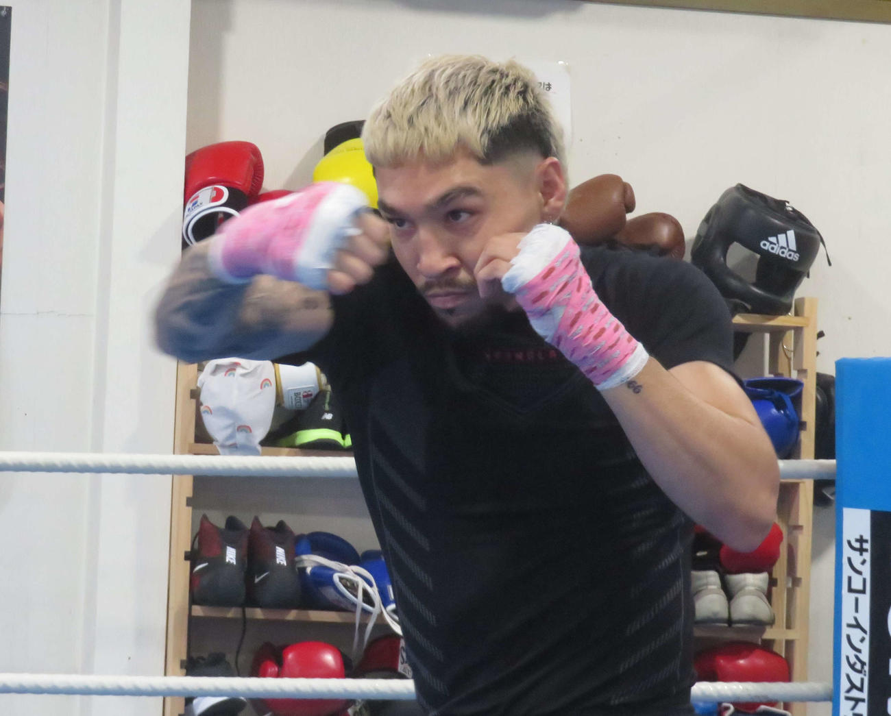 真剣な表情でシャドーボクシングを続けるWBO世界フライ級王者アンソニー・オラスクアガ