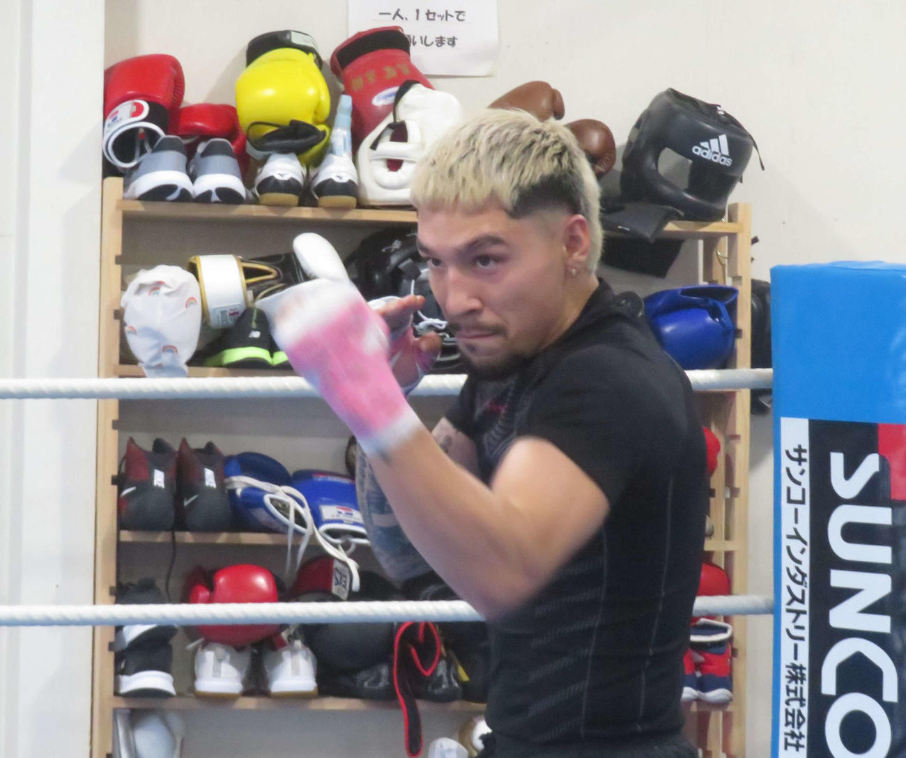 公開練習でシャドーボクシングを披露したWBO世界フライ級王者アンソニー・オアラスクアガ