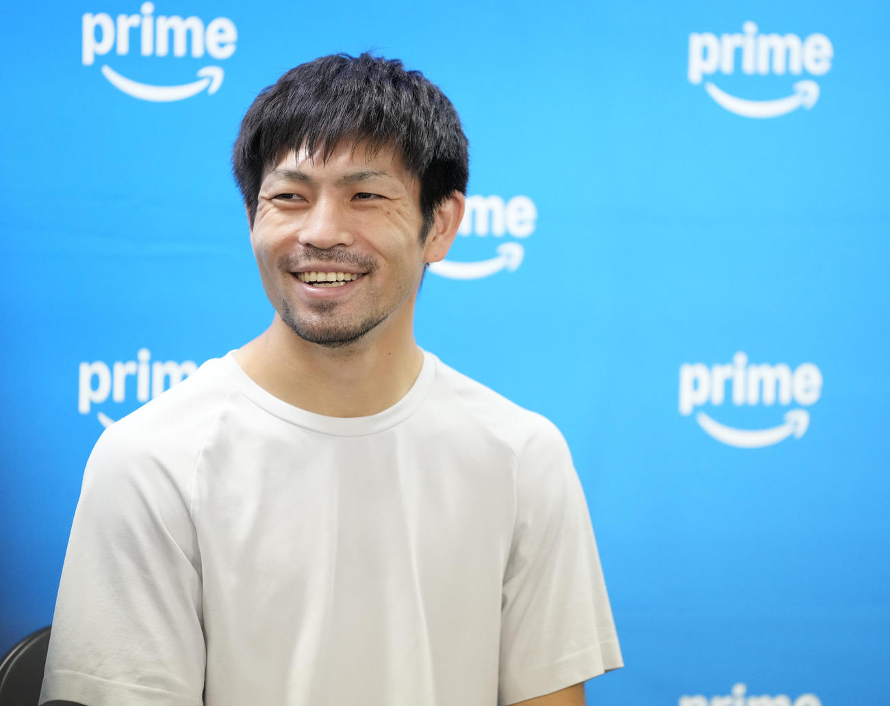 笑顔で取材に応じるユーリ阿久井（撮影・鈴木みどり）