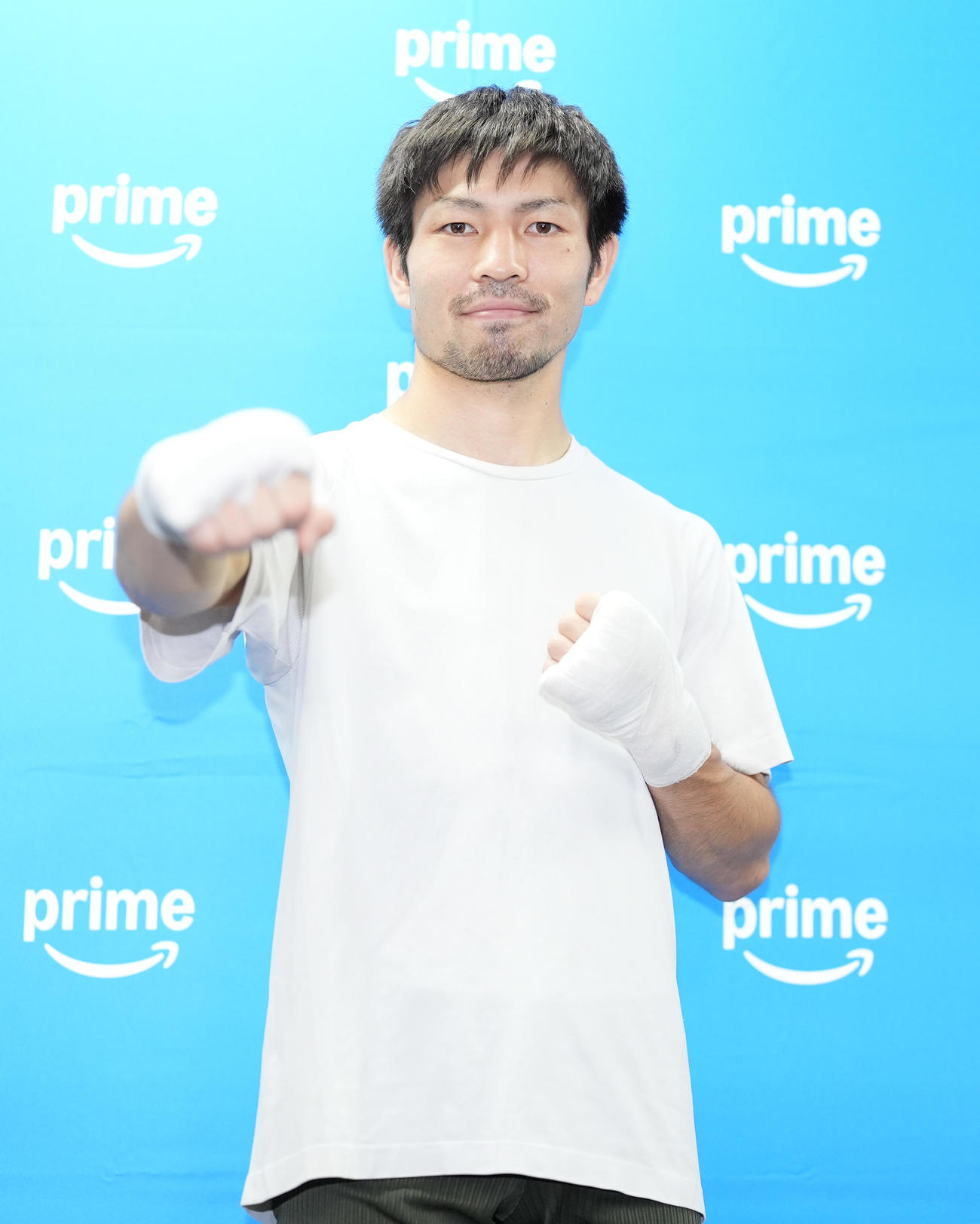 笑顔で写真に納まるユーリ阿久井（撮影・鈴木みどり）