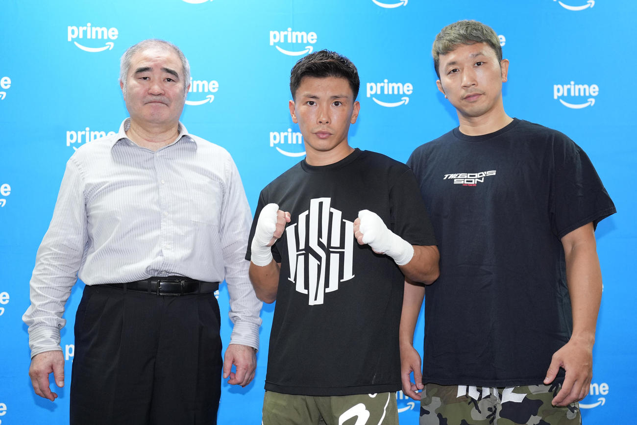 帝拳ジム浜田代表（左）、粟生トレーナー（右）と写真に納まる岩田（撮影・鈴木みどり）