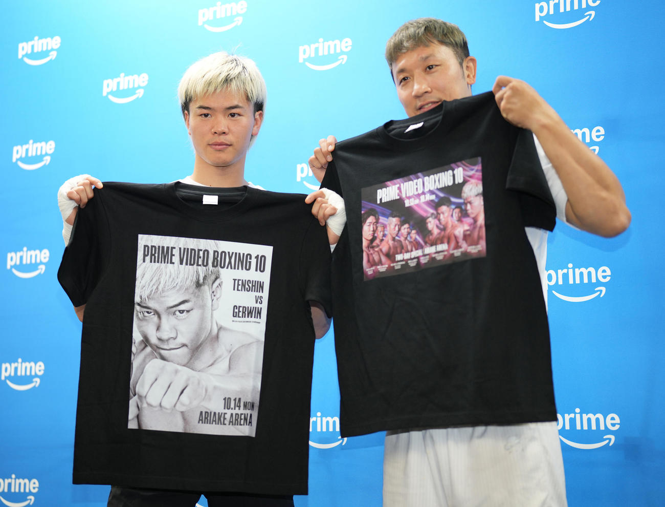 Tシャツを手に写真に納まる那須川（左）と粟生トレーナー（撮影・鈴木みどり）