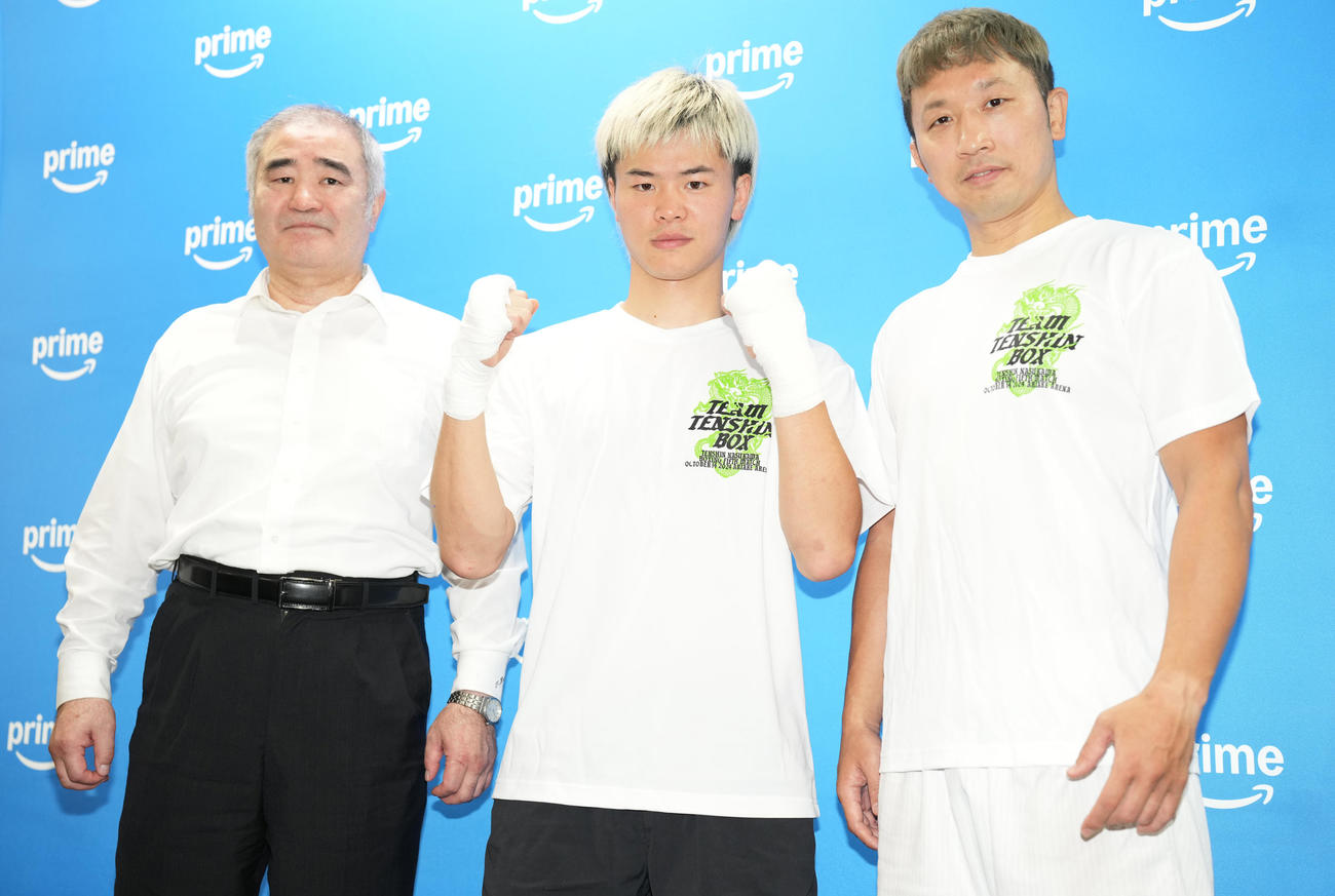 帝拳ジム浜田代表（左）、粟生トレーナー（右）と写真に納まる那須川（撮影・鈴木みどり）