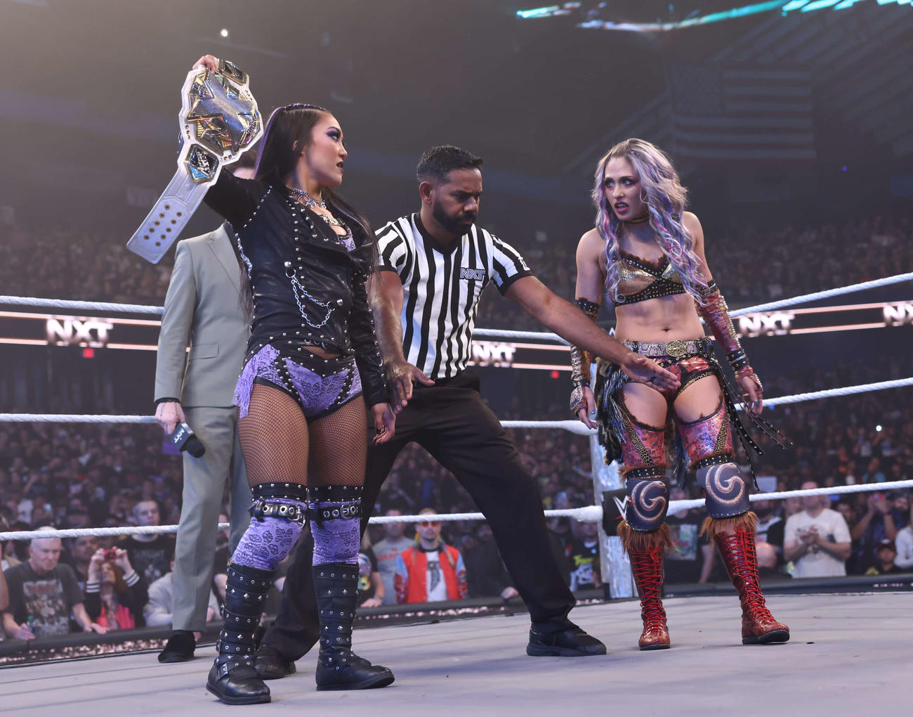 NXT女子王者ロクサーヌ・ペレス（左端）とにらみ合う挑戦者ジュリア（右端）（C）WWE