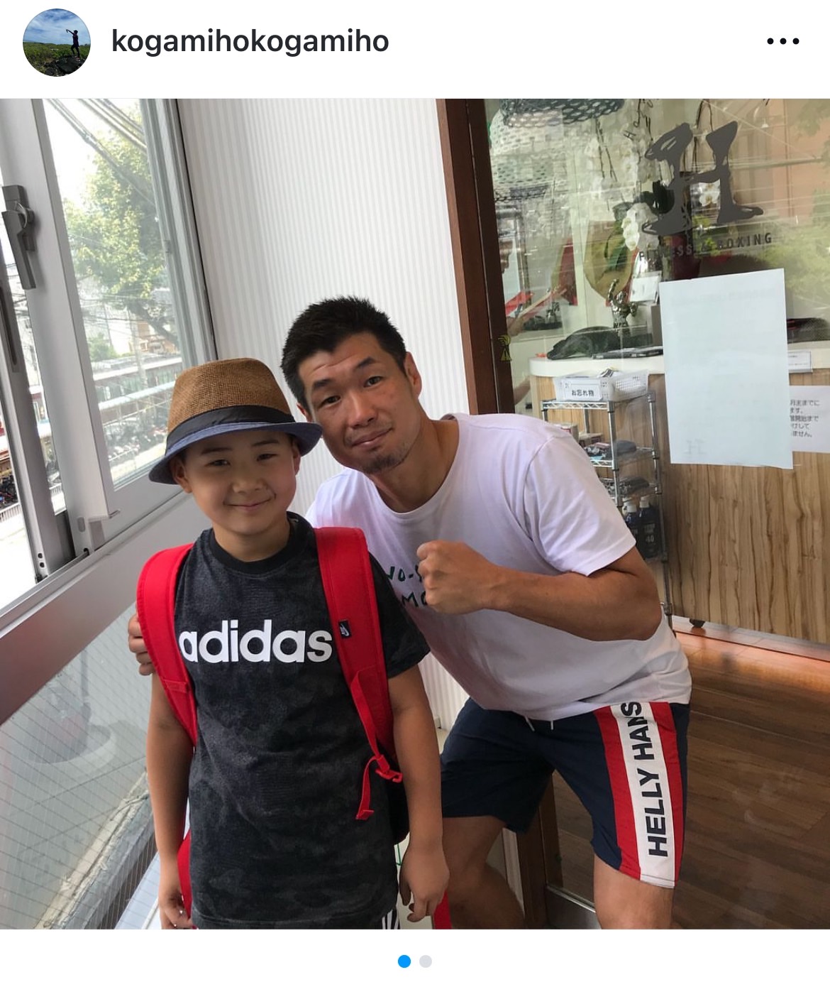 18年にボクシング元世界3階級王者の長谷川穂積さんと写真に納まる望月大和（古閑美保のインスタグラムから）
