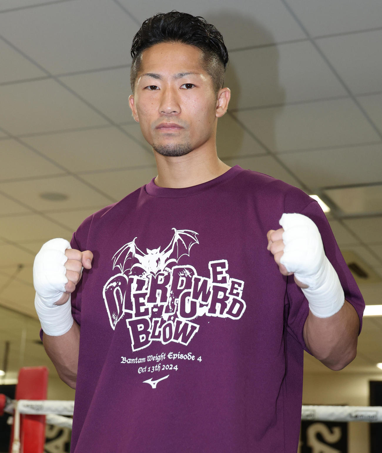ファイティングポーズを決めるWBA世界同級王者井上拓真（撮影・中島郁夫）