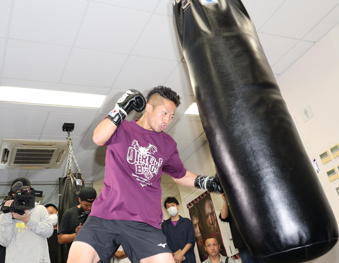 サンドバッグを打つWBA世界同級王者井上拓真（撮影・中島郁夫）