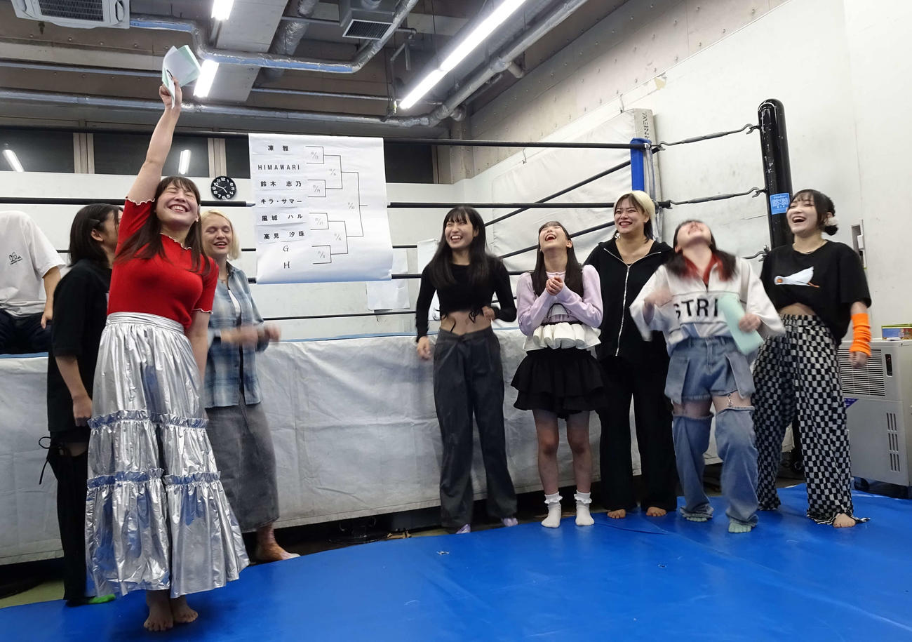 東京女子プロレス　「ねくじぇねトーナメント’24」組み合わせ抽選で連覇を誓った上原わかな（左）（2024年10月4日、東京女子プロレス提供）