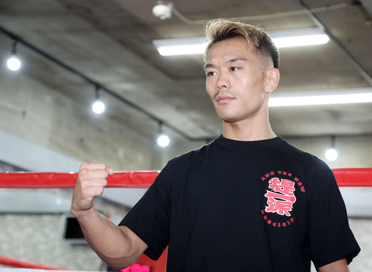 ファイティングポーズを決める堤（撮影・鈴木正人）