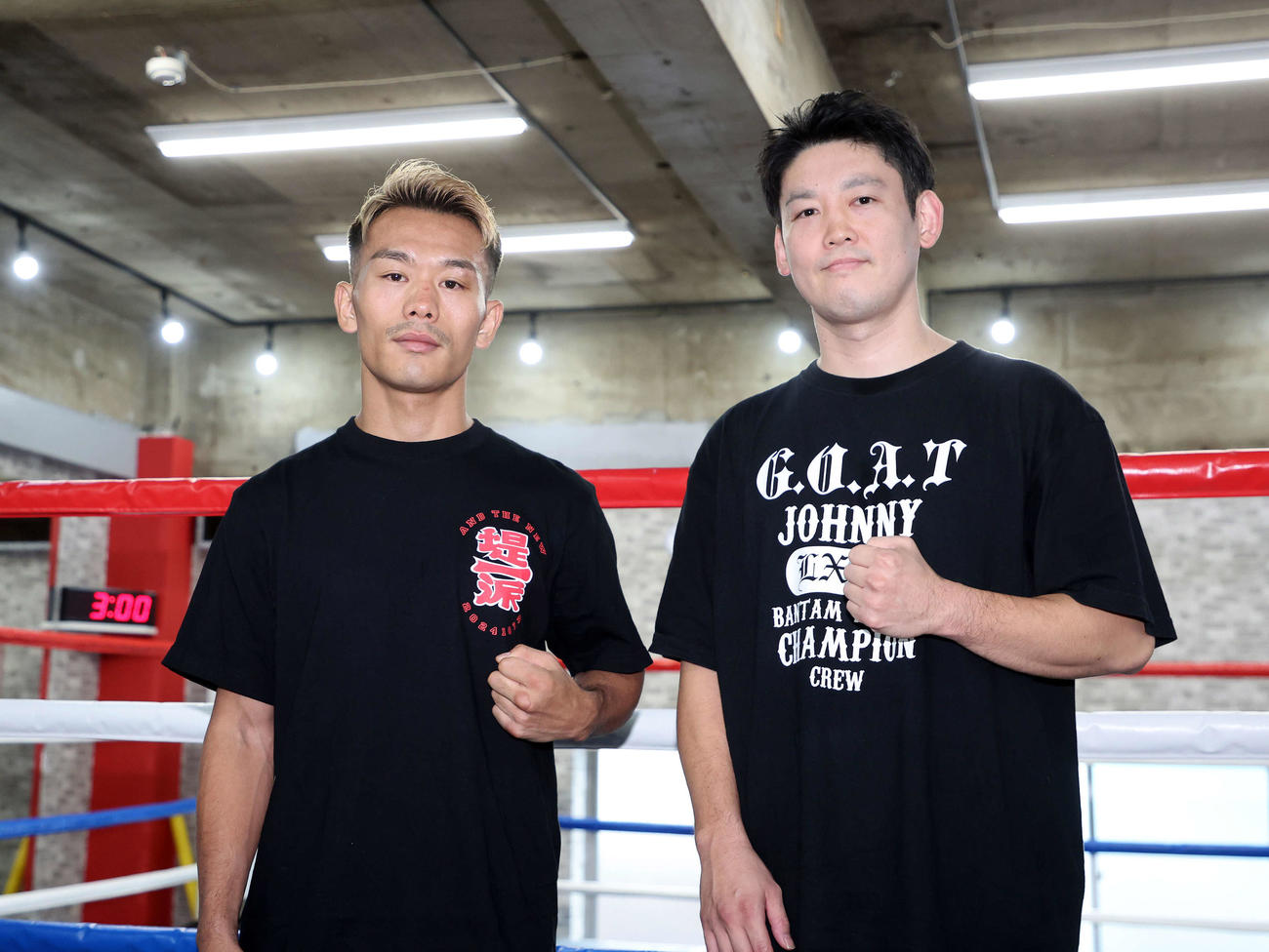 ファイティングポーズを決める堤（左）と石原トレーナー（撮影・鈴木正人）
