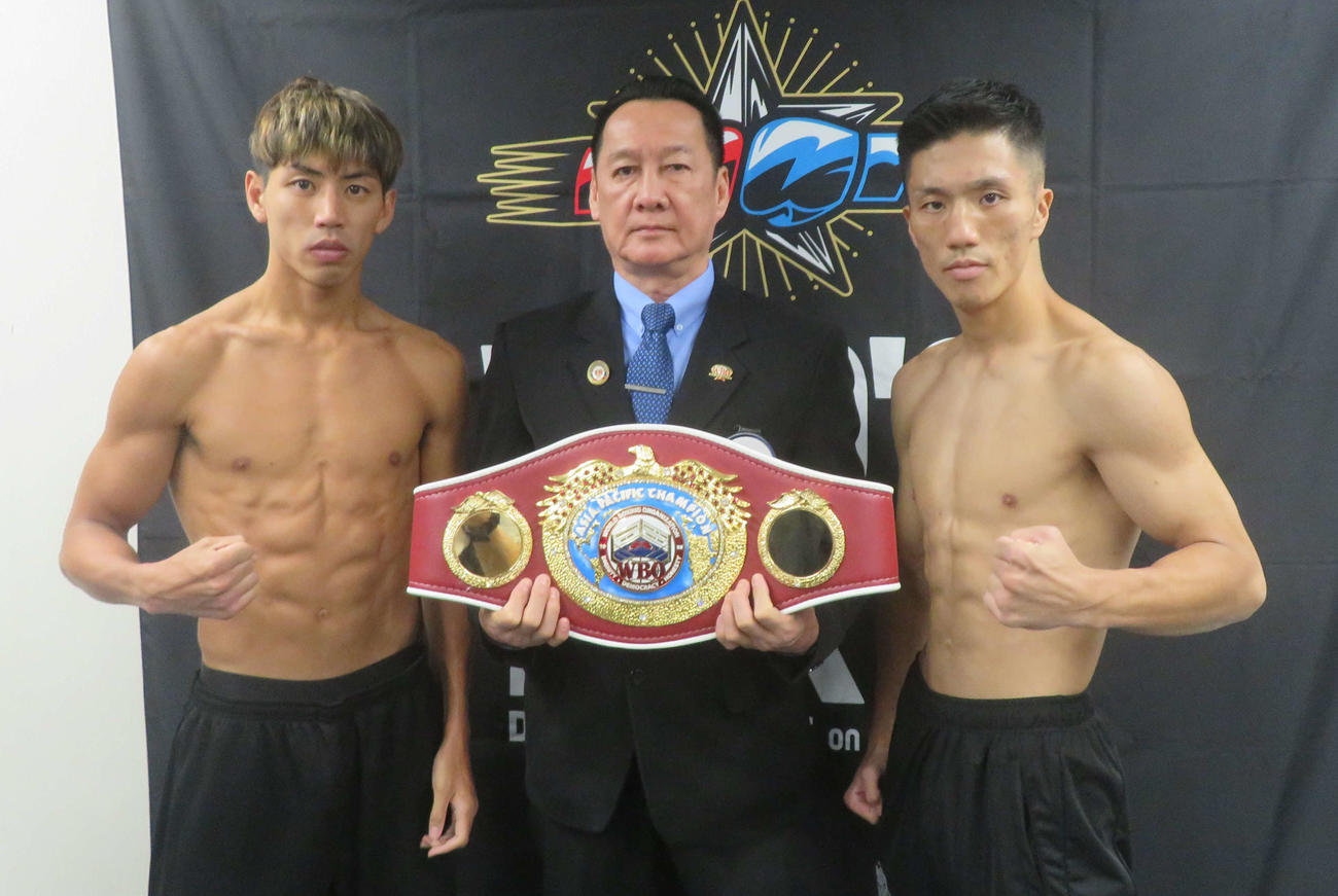 WBOアジア・パシフィック・スーパーバンタム級王座決定戦に向け、計量クリアした同級1位村田昴（左端）と同級2位山崎海斗（右端）