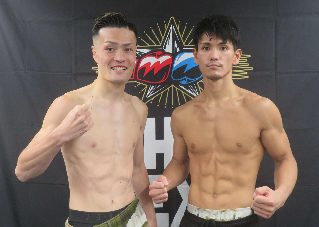 日本ライト級挑戦者決定戦に向け、計量パスした同級1位浦川大将（右）と同級2位村上雄大