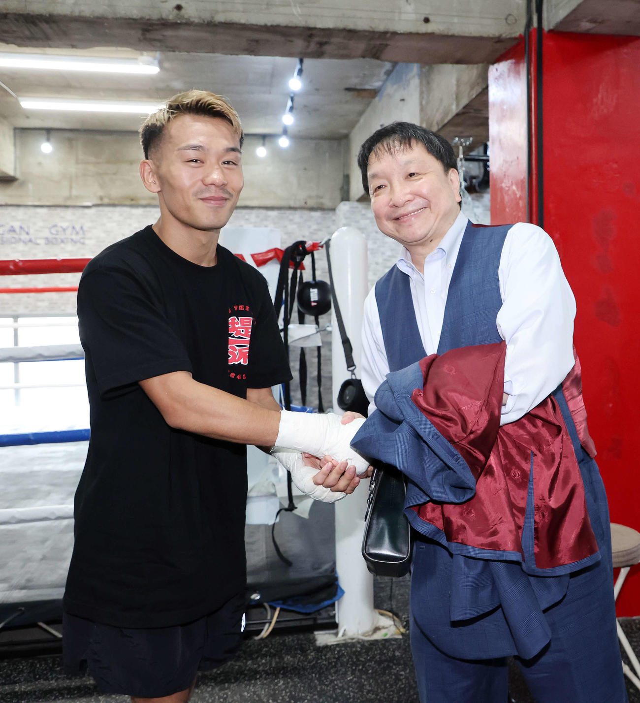 笑顔で握手する堤（左）と大橋会長（撮影・鈴木正人）