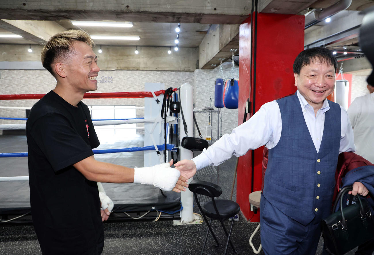 笑顔で握手する堤（左）と大橋会長（撮影・鈴木正人）