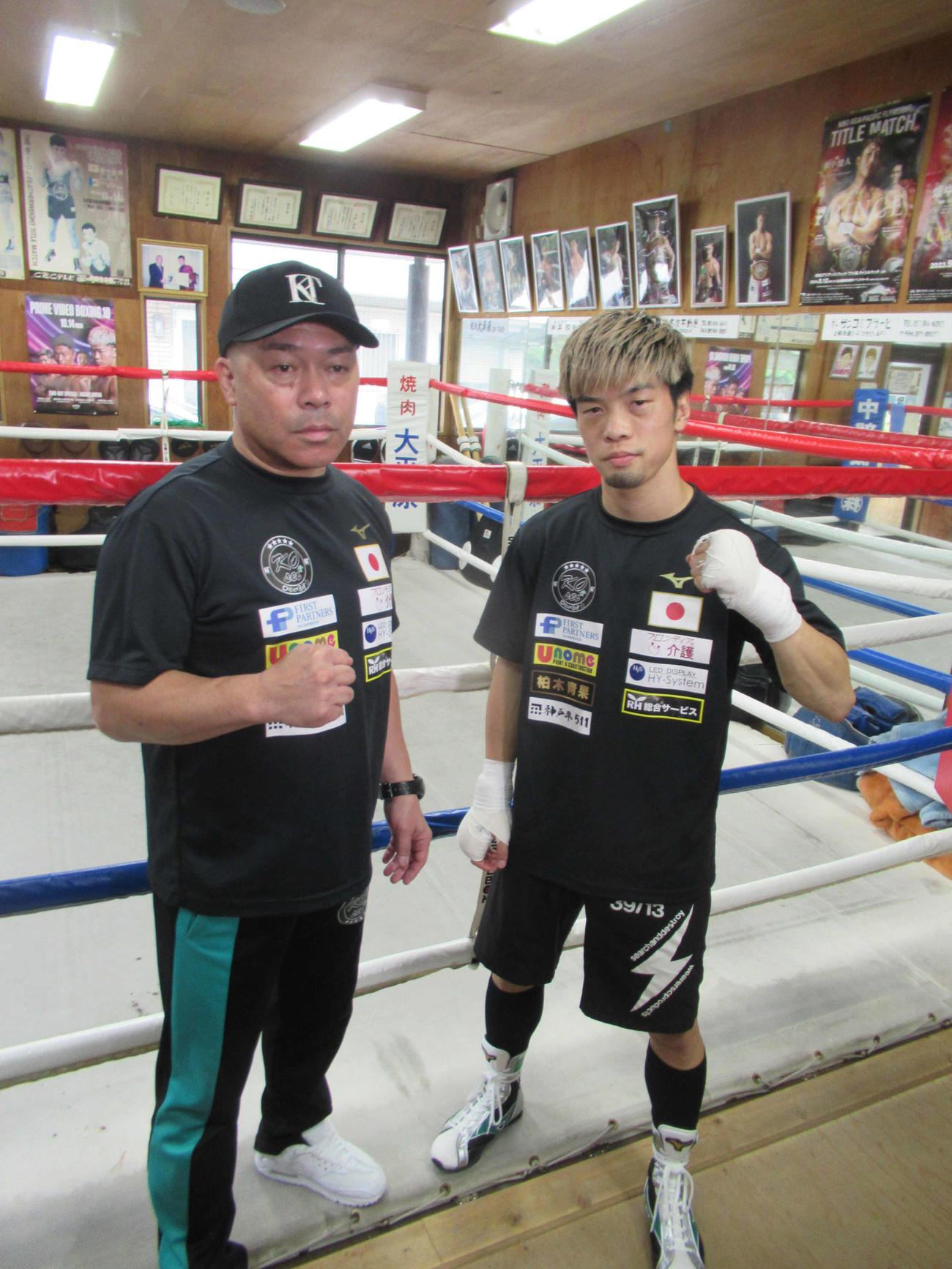 初防衛戦に臨む田中（右）と父の斉氏