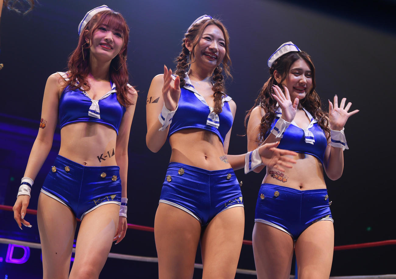 会場を盛り上げるK－1ガールズ（撮影・上山淳一）