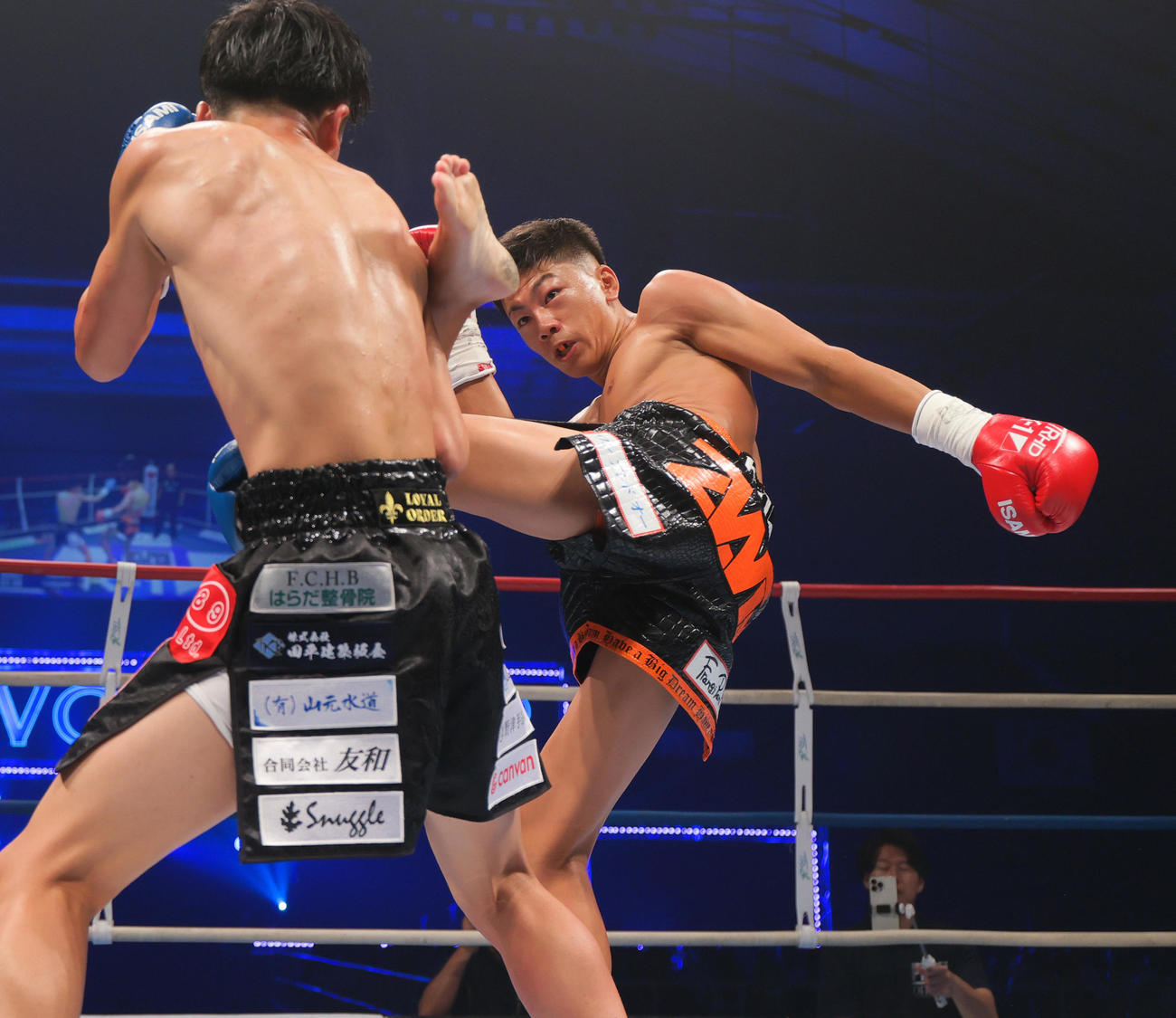 第2試合・ー51キロ契約　大夢対東虎之介　2回、キックを浴びせる大夢（撮影・上山淳一）