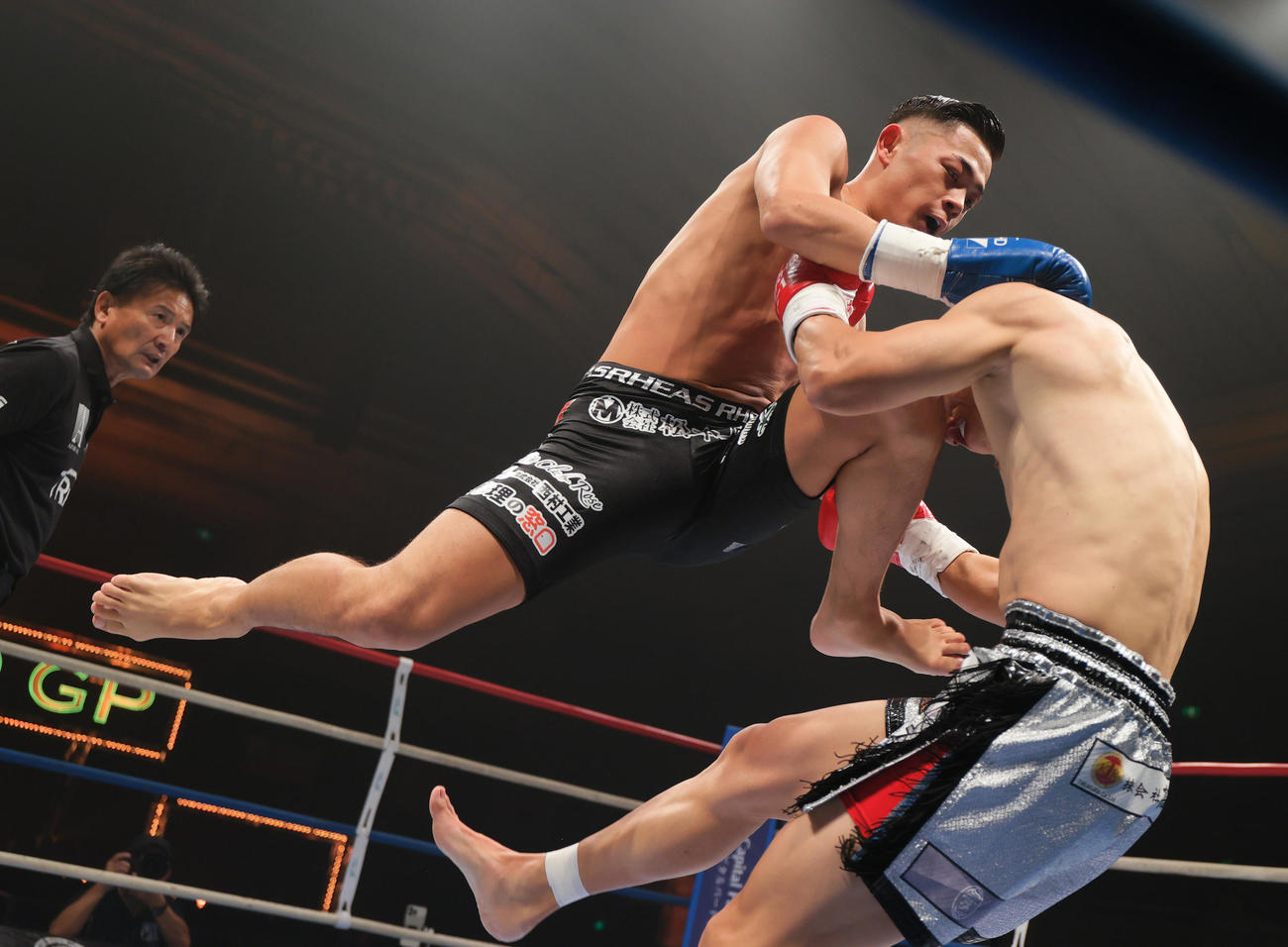 第6試合・フェザー級　銀次対松本海翔　キックを浴びせる松本（撮影・上山淳一）