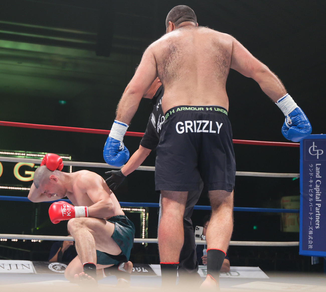 第16試合・無差別級アジア予選　シナ・カリミアン対クラウディオ・イストラテ　クラウディオ・イストラテ（右）はシナ・カリミアンの後頭部にパンチを浴びせる（撮影・上山淳一）