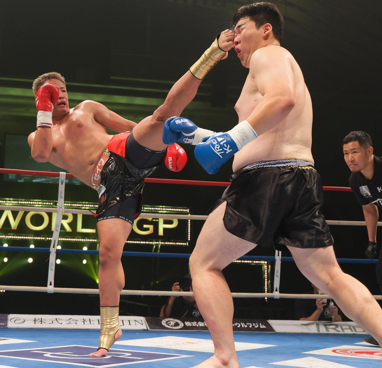 第15試合・無差別級アジア予選　谷川聖哉対クォン・ジャンウォン　キックを浴びせる谷川（撮影・上山淳一）