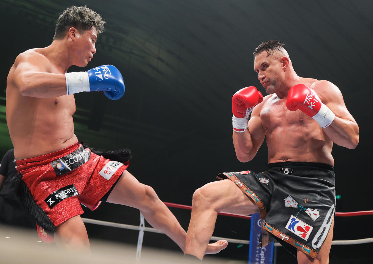 第18試合・無差別級アジア予選　ジェロム・レ・バンナ対K－Jee 1回、キックを浴びせるK－Jee（左）（撮影・上山淳一）