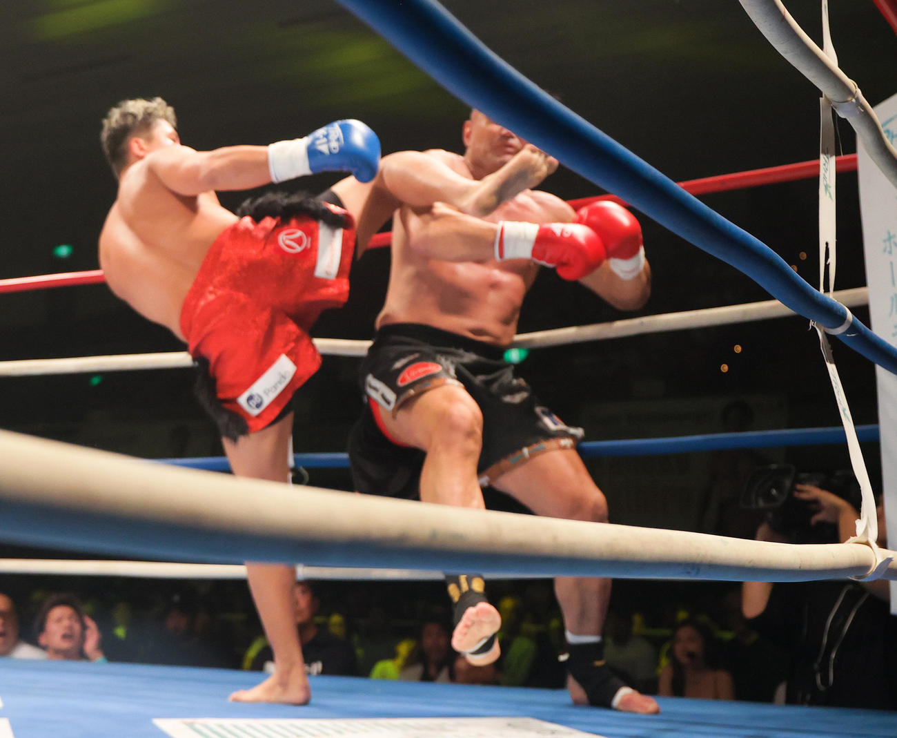 第18試合・無差別級アジア予選　ジェロム・レ・バンナ対K－Jee 1回、ジェロム・レ・バンナ（右）にキックを浴びせKO勝ちするK－Jee（撮影・上山淳一）