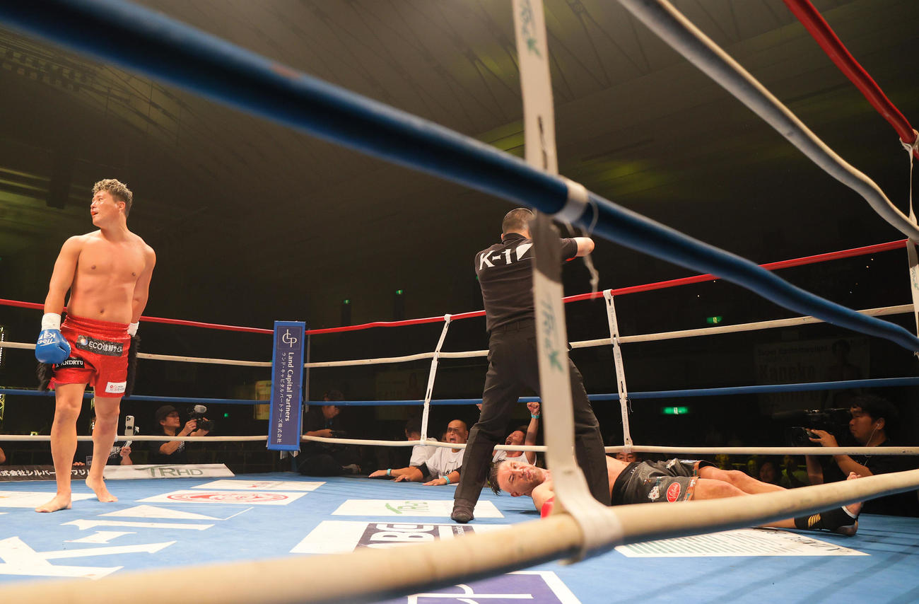 第18試合・無差別級アジア予選　ジェロム・レ・バンナ対K－Jee 1回、ジェロム・レ・バンナ（右）にキックを浴びせKO勝ちするK－Jee（撮影・上山淳一）