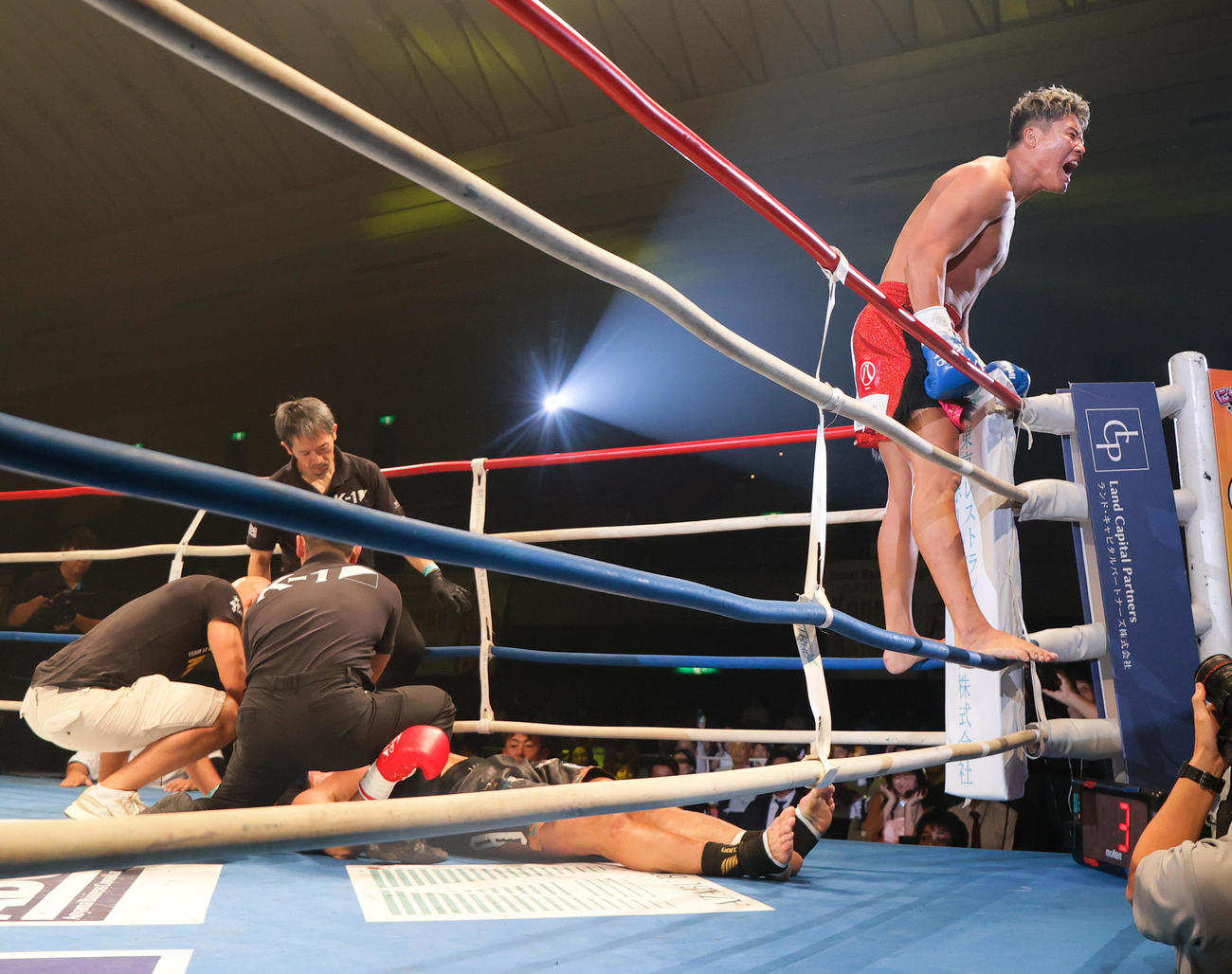 第18試合・無差別級アジア予選　ジェロム・レ・バンナ対K－Jee 1回、ジェロム・レ・バンナKO勝ちするK－Jee（右）（撮影・上山淳一）