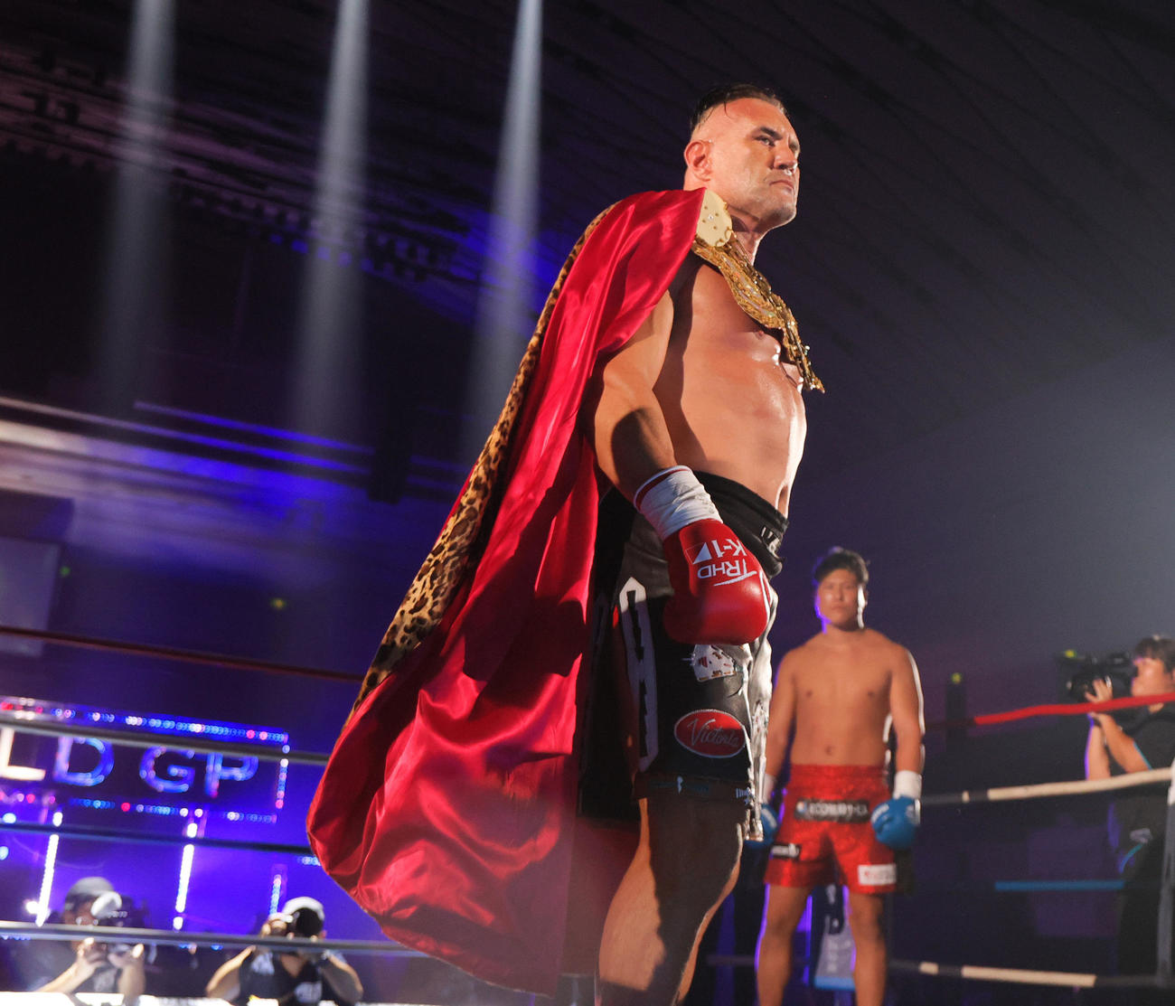 第18試合・無差別級アジア予選　ジェロム・レ・バンナ対K－Jee　入場するジェロム・レ・バンナ（手前）とK－Jee（撮影・上山淳一）