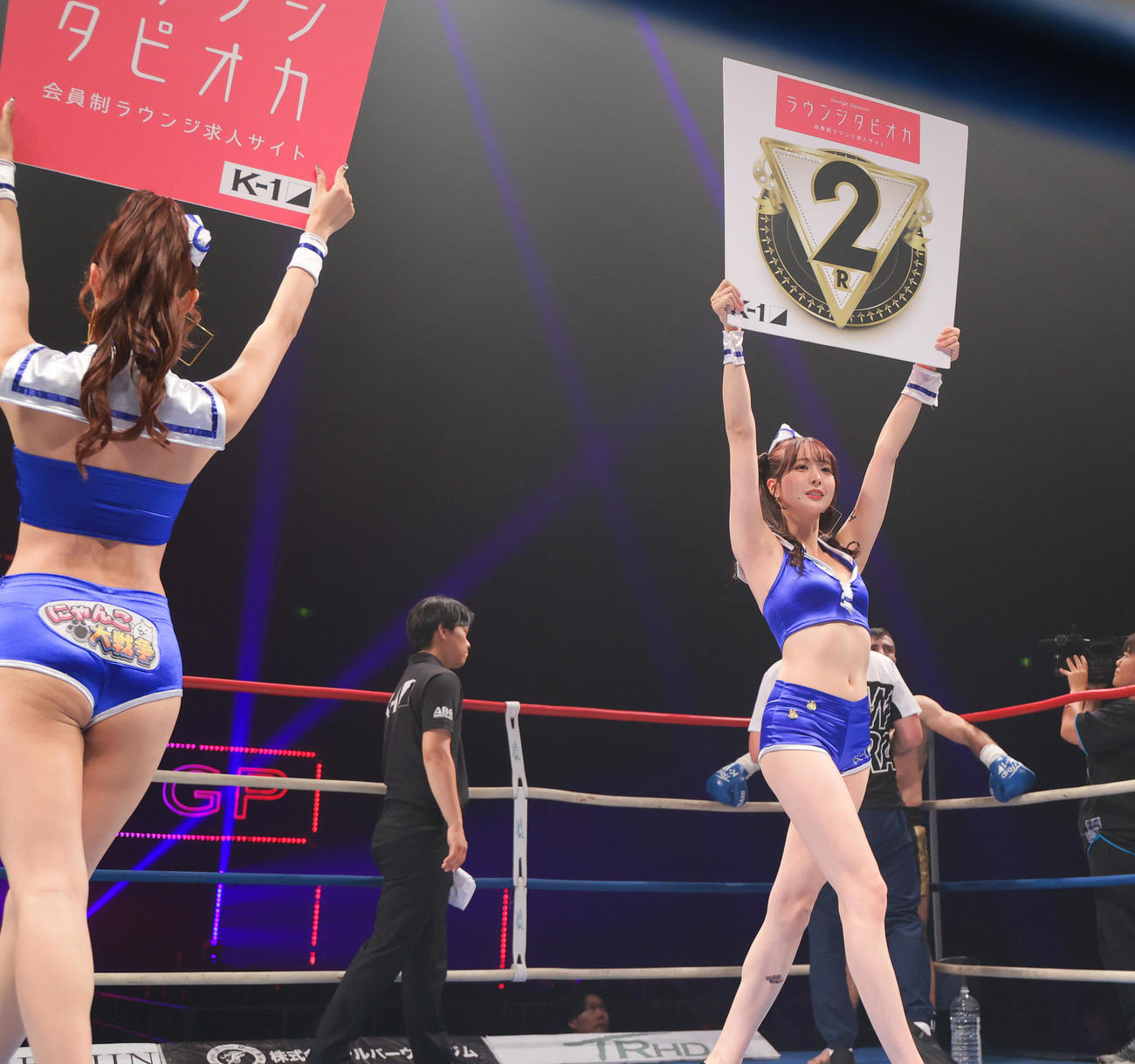 第11試合・スーパー・ウェルター級　ダリル・フェルドンク対ゾーラ・アカピャン　ラウンドガール（撮影・上山淳一）