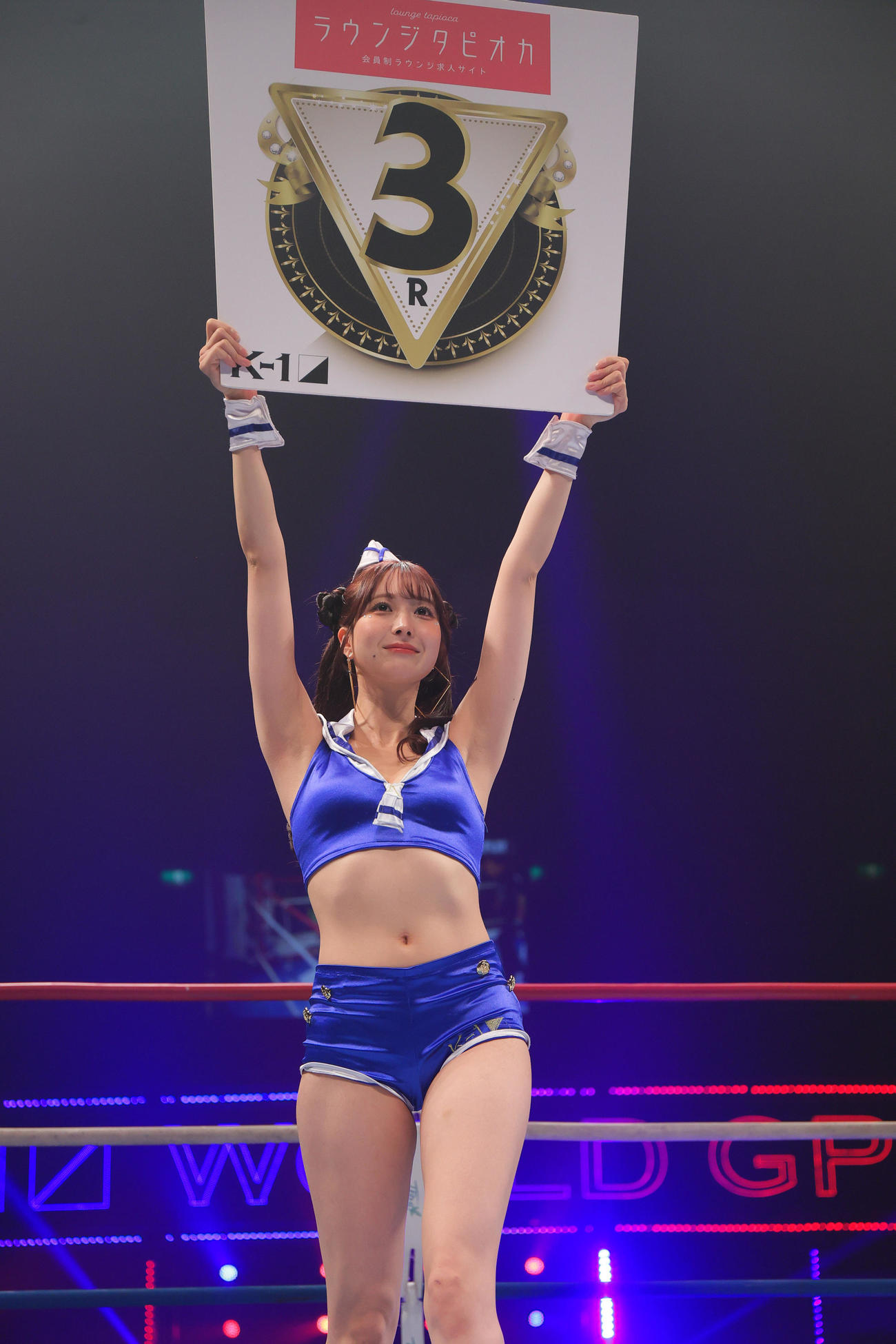 第11試合・スーパー・ウェルター級　ダリル・フェルドンク対ゾーラ・アカピャン　ラウンドガール（撮影・上山淳一）