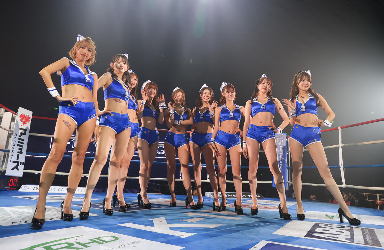 会場を盛り上げるK－1ガールズ（撮影・上山淳一）